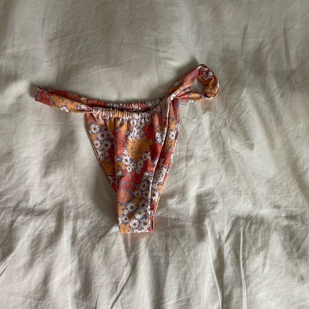Skatie X Amber Fillerup Clark Bobbi Bottom Holland - Picture 3 of 4